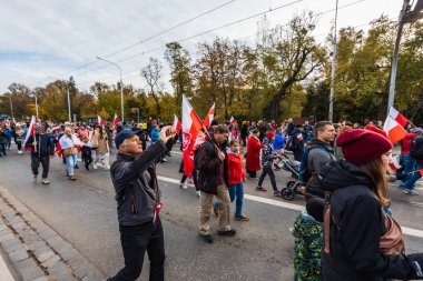 Wroclaw, Polonya - 11 Kasım 2023: 11 Kasım 'da Wroclaw şehir sokaklarında yürüyen güzel ve renkli Bağımsızlık Yürüyüşü