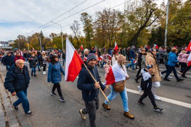 Wroclaw, Polonya - 11 Kasım 2023: 11 Kasım 'da Wroclaw şehir sokaklarında yürüyen güzel ve renkli Bağımsızlık Yürüyüşü
