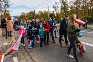 Wroclaw, Polonya - 11 Kasım 2023: 11 Kasım 'da Wroclaw şehir sokaklarında yürüyen güzel ve renkli Bağımsızlık Yürüyüşü