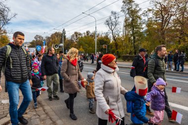 Wroclaw, Polonya - 11 Kasım 2023: 11 Kasım 'da Wroclaw şehir sokaklarında yürüyen güzel ve renkli Bağımsızlık Yürüyüşü