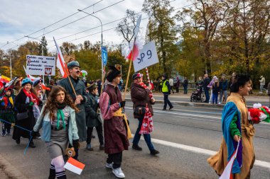 Wroclaw, Polonya - 11 Kasım 2023: 11 Kasım 'da Wroclaw şehir sokaklarında yürüyen güzel ve renkli Bağımsızlık Yürüyüşü