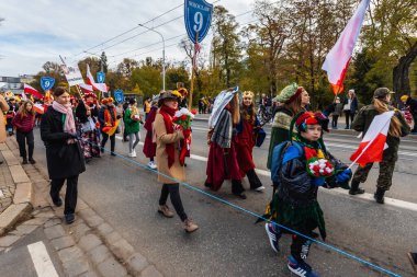 Wroclaw, Polonya - 11 Kasım 2023: 11 Kasım 'da Wroclaw şehir sokaklarında yürüyen güzel ve renkli Bağımsızlık Yürüyüşü