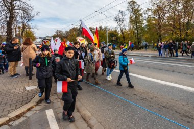 Wroclaw, Polonya - 11 Kasım 2023: 11 Kasım 'da Wroclaw şehir sokaklarında yürüyen güzel ve renkli Bağımsızlık Yürüyüşü