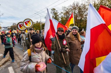 Wroclaw, Polonya - 11 Kasım 2023: 11 Kasım 'da Wroclaw şehir sokaklarında yürüyen güzel ve renkli Bağımsızlık Yürüyüşü