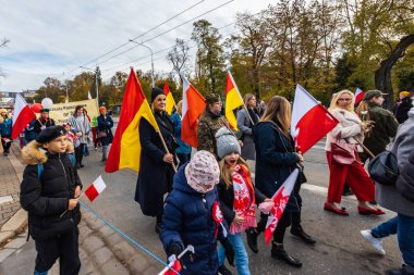 Wroclaw, Polonya - 11 Kasım 2023: 11 Kasım 'da Wroclaw şehir sokaklarında yürüyen güzel ve renkli Bağımsızlık Yürüyüşü