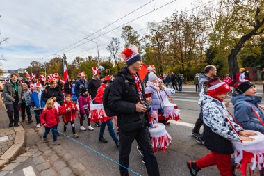 Wroclaw, Polonya - 11 Kasım 2023: 11 Kasım 'da Wroclaw şehir sokaklarında yürüyen güzel ve renkli Bağımsızlık Yürüyüşü