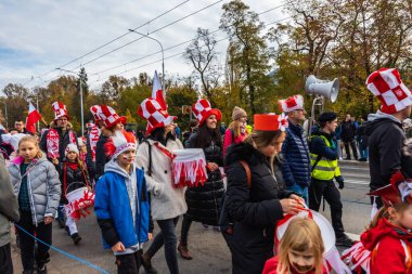 Wroclaw, Polonya - 11 Kasım 2023: 11 Kasım 'da Wroclaw şehir sokaklarında yürüyen güzel ve renkli Bağımsızlık Yürüyüşü