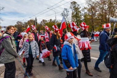 Wroclaw, Polonya - 11 Kasım 2023: 11 Kasım 'da Wroclaw şehir sokaklarında yürüyen güzel ve renkli Bağımsızlık Yürüyüşü