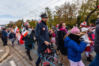 Wroclaw, Polonya - 11 Kasım 2023: 11 Kasım 'da Wroclaw şehir sokaklarında yürüyen güzel ve renkli Bağımsızlık Yürüyüşü