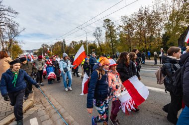 Wroclaw, Polonya - 11 Kasım 2023: 11 Kasım 'da Wroclaw şehir sokaklarında yürüyen güzel ve renkli Bağımsızlık Yürüyüşü