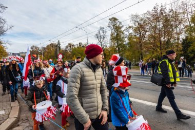 Wroclaw, Polonya - 11 Kasım 2023: 11 Kasım 'da Wroclaw şehir sokaklarında yürüyen güzel ve renkli Bağımsızlık Yürüyüşü