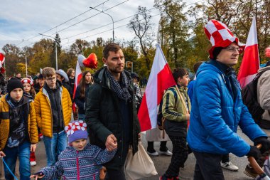 Wroclaw, Polonya - 11 Kasım 2023: 11 Kasım 'da Wroclaw şehir sokaklarında yürüyen güzel ve renkli Bağımsızlık Yürüyüşü