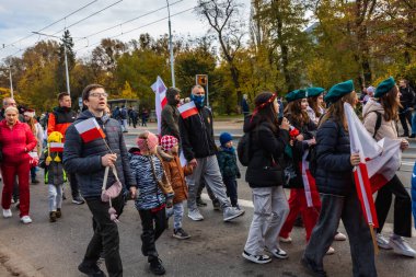 Wroclaw, Polonya - 11 Kasım 2023: 11 Kasım 'da Wroclaw şehir sokaklarında yürüyen güzel ve renkli Bağımsızlık Yürüyüşü