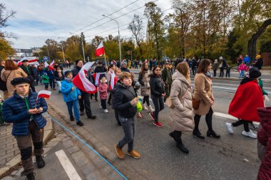 Wroclaw, Polonya - 11 Kasım 2023: 11 Kasım 'da Wroclaw şehir sokaklarında yürüyen güzel ve renkli Bağımsızlık Yürüyüşü
