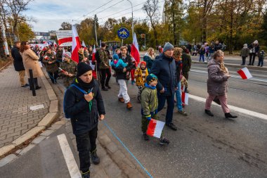 Wroclaw, Polonya - 11 Kasım 2023: 11 Kasım 'da Wroclaw şehir sokaklarında yürüyen güzel ve renkli Bağımsızlık Yürüyüşü