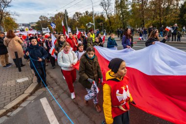 Wroclaw, Polonya - 11 Kasım 2023: 11 Kasım 'da Wroclaw şehir sokaklarında yürüyen güzel ve renkli Bağımsızlık Yürüyüşü