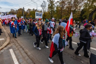 Wroclaw, Polonya - 11 Kasım 2023: 11 Kasım 'da Wroclaw şehir sokaklarında yürüyen güzel ve renkli Bağımsızlık Yürüyüşü