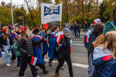 Wroclaw, Polonya - 11 Kasım 2023: 11 Kasım 'da Wroclaw şehir sokaklarında yürüyen güzel ve renkli Bağımsızlık Yürüyüşü