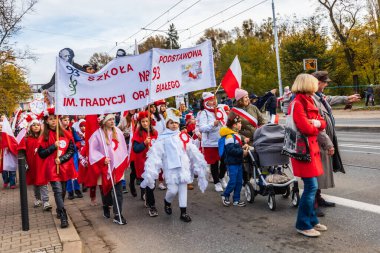 Wroclaw, Polonya - 11 Kasım 2023: 11 Kasım 'da Wroclaw şehir sokaklarında yürüyen güzel ve renkli Bağımsızlık Yürüyüşü