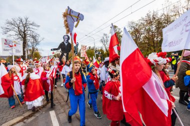Wroclaw, Polonya - 11 Kasım 2023: 11 Kasım 'da Wroclaw şehir sokaklarında yürüyen güzel ve renkli Bağımsızlık Yürüyüşü