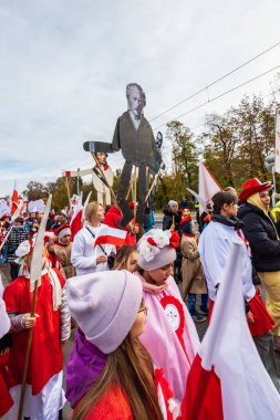 Wroclaw, Polonya - 11 Kasım 2023: 11 Kasım 'da Wroclaw şehir sokaklarında yürüyen güzel ve renkli Bağımsızlık Yürüyüşü