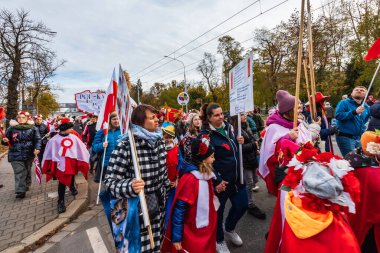 Wroclaw, Polonya - 11 Kasım 2023: 11 Kasım 'da Wroclaw şehir sokaklarında yürüyen güzel ve renkli Bağımsızlık Yürüyüşü