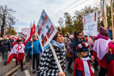 Wroclaw, Polonya - 11 Kasım 2023: 11 Kasım 'da Wroclaw şehir sokaklarında yürüyen güzel ve renkli Bağımsızlık Yürüyüşü
