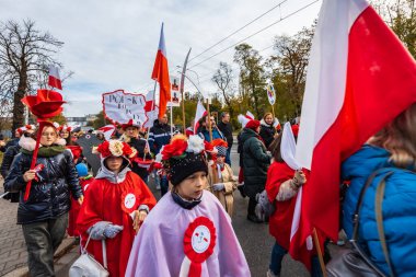 Wroclaw, Polonya - 11 Kasım 2023: 11 Kasım 'da Wroclaw şehir sokaklarında yürüyen güzel ve renkli Bağımsızlık Yürüyüşü
