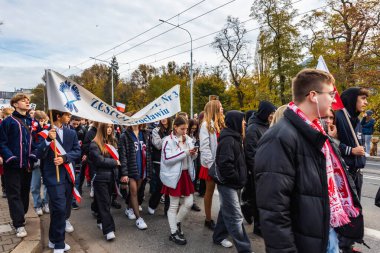 Wroclaw, Polonya - 11 Kasım 2023: 11 Kasım 'da Wroclaw şehir sokaklarında yürüyen güzel ve renkli Bağımsızlık Yürüyüşü