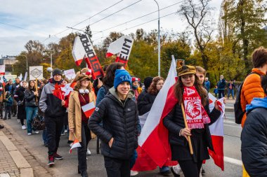 Wroclaw, Polonya - 11 Kasım 2023: 11 Kasım 'da Wroclaw şehir sokaklarında yürüyen güzel ve renkli Bağımsızlık Yürüyüşü