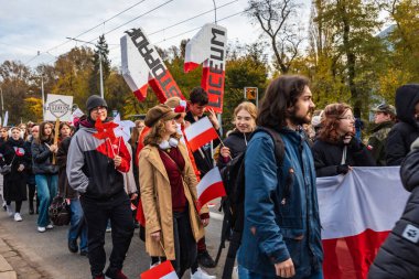Wroclaw, Polonya - 11 Kasım 2023: 11 Kasım 'da Wroclaw şehir sokaklarında yürüyen güzel ve renkli Bağımsızlık Yürüyüşü