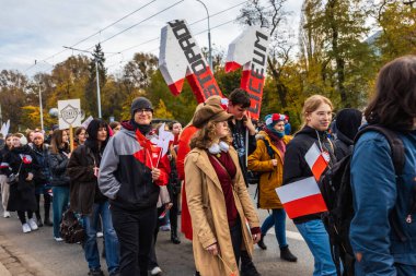 Wroclaw, Polonya - 11 Kasım 2023: 11 Kasım 'da Wroclaw şehir sokaklarında yürüyen güzel ve renkli Bağımsızlık Yürüyüşü
