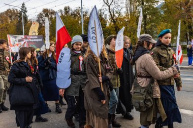 Wroclaw, Polonya - 11 Kasım 2023: 11 Kasım 'da Wroclaw şehir sokaklarında yürüyen güzel ve renkli Bağımsızlık Yürüyüşü