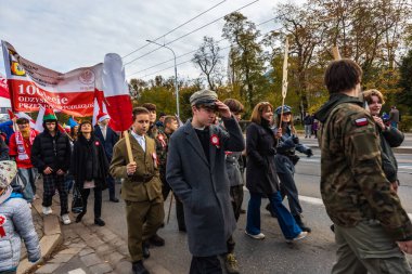 Wroclaw, Polonya - 11 Kasım 2023: 11 Kasım 'da Wroclaw şehir sokaklarında yürüyen güzel ve renkli Bağımsızlık Yürüyüşü
