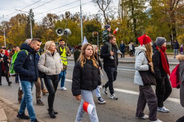 Wroclaw, Polonya - 11 Kasım 2023: 11 Kasım 'da Wroclaw şehir sokaklarında yürüyen güzel ve renkli Bağımsızlık Yürüyüşü