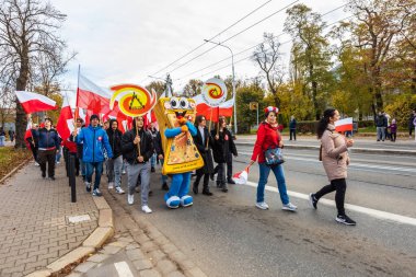 Wroclaw, Polonya - 11 Kasım 2023: 11 Kasım 'da Wroclaw şehir sokaklarında yürüyen güzel ve renkli Bağımsızlık Yürüyüşü