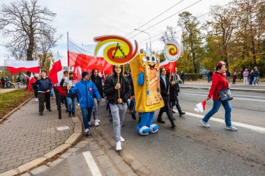 Wroclaw, Polonya - 11 Kasım 2023: 11 Kasım 'da Wroclaw şehir sokaklarında yürüyen güzel ve renkli Bağımsızlık Yürüyüşü