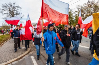 Wroclaw, Polonya - 11 Kasım 2023: 11 Kasım 'da Wroclaw şehir sokaklarında yürüyen güzel ve renkli Bağımsızlık Yürüyüşü