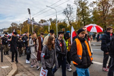 Wroclaw, Polonya - 11 Kasım 2023: 11 Kasım 'da Wroclaw şehir sokaklarında yürüyen güzel ve renkli Bağımsızlık Yürüyüşü