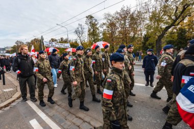 Wroclaw, Polonya - 11 Kasım 2023: 11 Kasım 'da Wroclaw şehir sokaklarında yürüyen güzel ve renkli Bağımsızlık Yürüyüşü