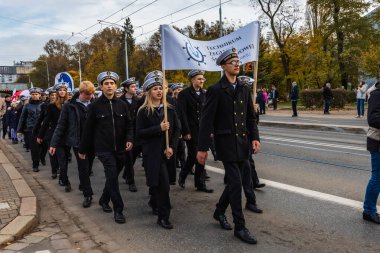 Wroclaw, Polonya - 11 Kasım 2023: 11 Kasım 'da Wroclaw şehir sokaklarında yürüyen güzel ve renkli Bağımsızlık Yürüyüşü