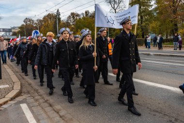 Wroclaw, Polonya - 11 Kasım 2023: 11 Kasım 'da Wroclaw şehir sokaklarında yürüyen güzel ve renkli Bağımsızlık Yürüyüşü