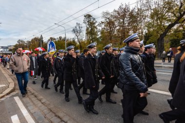 Wroclaw, Polonya - 11 Kasım 2023: 11 Kasım 'da Wroclaw şehir sokaklarında yürüyen güzel ve renkli Bağımsızlık Yürüyüşü