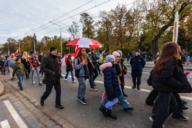 Wroclaw, Polonya - 11 Kasım 2023: 11 Kasım 'da Wroclaw şehir sokaklarında yürüyen güzel ve renkli Bağımsızlık Yürüyüşü