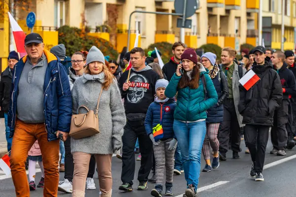Wroclaw, Polonya - 11 Kasım 2023: 11 Kasım 'da Wroclaw şehir sokaklarında yürüyen güzel ve renkli Bağımsızlık Yürüyüşü