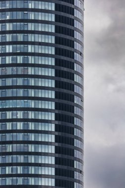 Wroclaw, Poland- 12 Kasım 2023: Güzel yüksek gökdelen özel, anlamlı şekilli, cam duvarlı ve içinde şirketler, apartmanlar ve alışveriş merkezleri alt katta ve en üstte izleme noktası