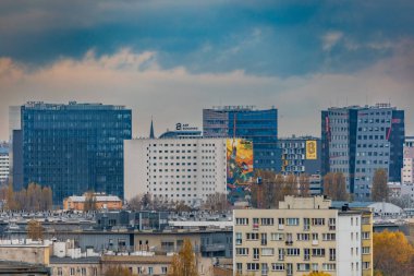 Wroclaw, Polonya - 12 Kasım 2023: Şehir merkezindeki güzel cam cepheli şehir binası, bulutlu öğleden sonra duvar resimleri