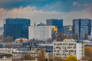 Wroclaw, Polonya - 12 Kasım 2023: Şehir merkezindeki güzel cam cepheli şehir binası, bulutlu öğleden sonra duvar resimleri