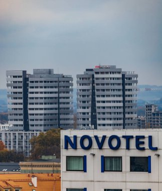 Wroclaw, Polonya - 12 Kasım 2023: Bulutlu bir öğleden sonra şehrin merkezinde Novotel 'in yüksek binasının arkasındaki Atal Kulelerinin güzel manzarası
