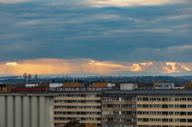 Wroclaw, Polonya - 12 Kasım 2023: Wroclaw şehrinin güzel ve renkli manzarası kurumsal binalar, kuleler ve diğer yapılar 10. kattan bulutlu bir şekilde görülebiliyor.